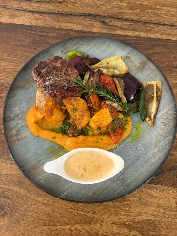 Roston sült hús grillzöldségekkel